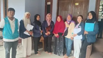 Mahasiswa STIKes Pelita Ilmu Depok Laksanakan Pendataan Kesehatan Warga di Desa Pengasinan